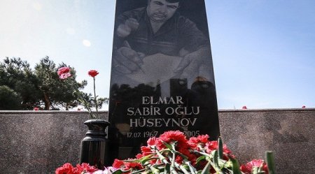 Elmar Hüseynovun 50 yaşı məzarı başında anıldı