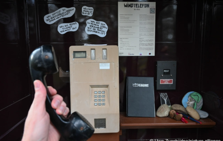 Almaniyada qəbiristanlıqda mərhumlarla “danışmaq” üçün “külək telefonu” quraşdırılıb