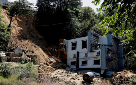 Nepalda daşqınlar evləri və körpüləri dağıdıb, itkin düşənlər var